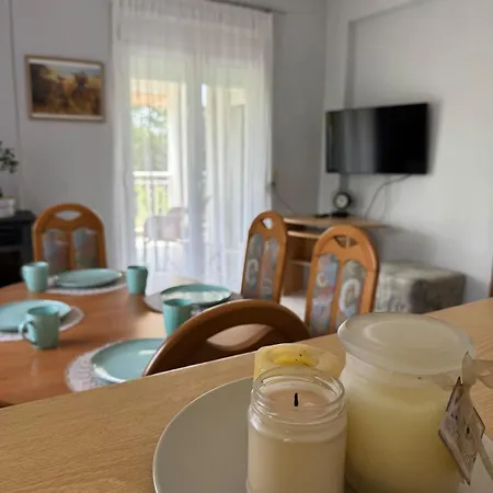 Nana's - Little Paradise *